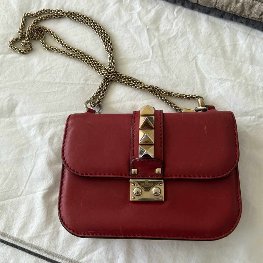 VALENTINO LEATHER SMALL SHOULDER BAG.